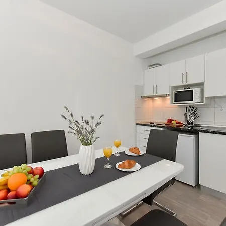 Apartman Crowonder Luxury Vir- 6 New For Families With Playground For Kids Vir
