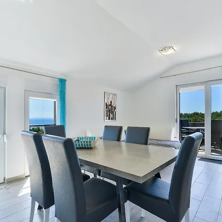 Apartman Crowonder Luxury Vir- 6 New For Families With Playground For Kids Vir