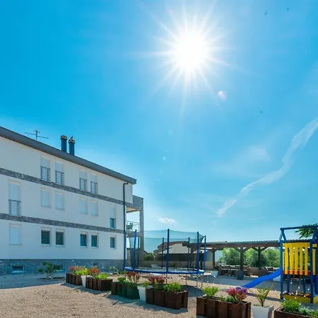 Crowonder Luxury Vir- 6 New For Families With Playground For Kids Apartment