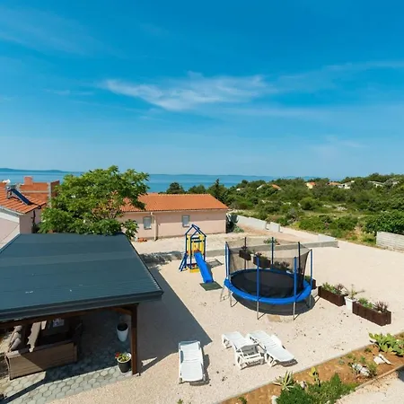 Crowonder Luxury Vir- 6 New For Families With Playground For Kids ויר