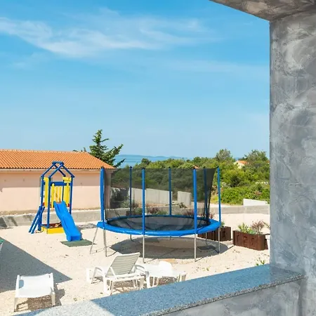 Crowonder Luxury Vir- 6 New For Families With Playground For Kids * Vir