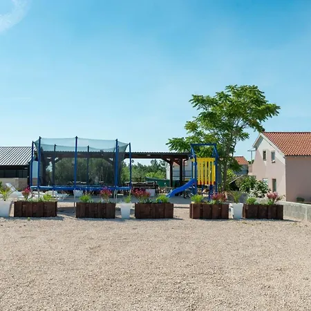 Crowonder Luxury Vir- 6 New For Families With Playground For Kids * Vir