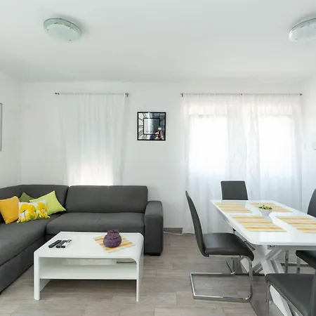 Crowonder Luxury Vir- 6 New For Families With Playground For Kids Apartment Vir