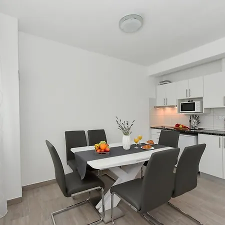 Crowonder Luxury Vir- 6 New For Families With Playground For Kids Apartment *