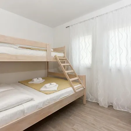 Crowonder Luxury Vir- 6 New For Families With Playground For Kids Apartment