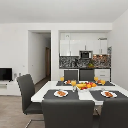 Crowonder Luxury Vir- 6 New For Families With Playground For Kids Apartment Vir