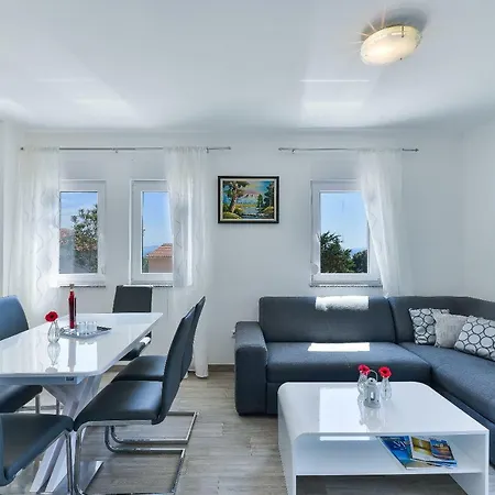 Crowonder Luxury Vir- 6 New For Families With Playground For Kids Apartment