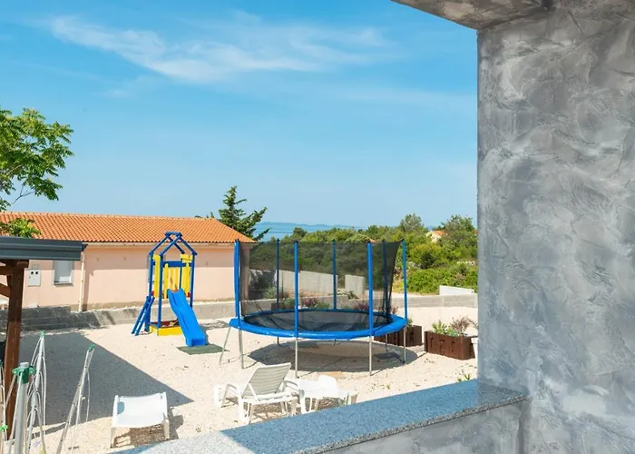 Crowonder Luxury Vir- 6 New For Families With Playground For Kids * 维尔