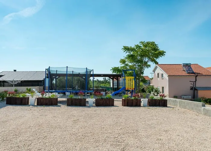 Crowonder Luxury Vir- 6 New For Families With Playground For Kids * 维尔