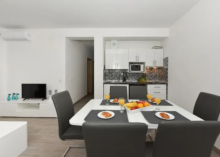 Crowonder Luxury Vir- 6 New For Families With Playground For Kids Apartman Vir
